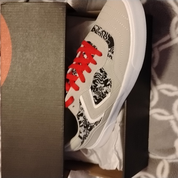 NWT  Men's Pair Of Airwalk Shoes In Original Box With Extra Color Laces - Picture 1 of 12